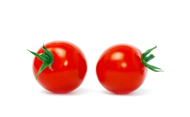 Verse tomaten geïsoleerd op wit