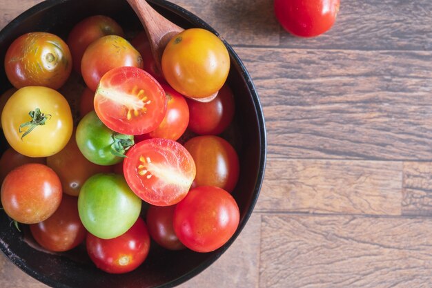 Verse tomaten in een pan, klaar om te koken