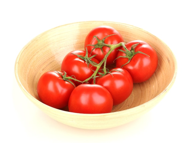 Verse tomaten in houten kom geïsoleerd op wit