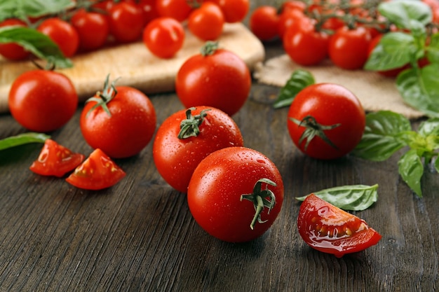 Verse tomaten met basilicum op houten tafel close-up
