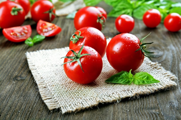 Verse tomaten met basilicum op houten tafel close-up