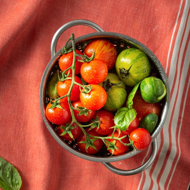 verse tomaten met basilicumblaadjeszeef