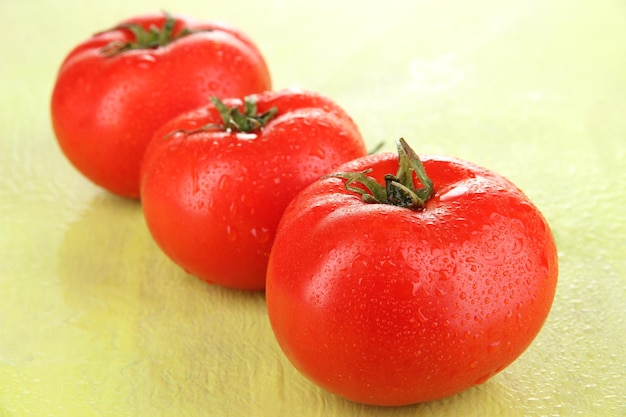 Verse tomaten op een houten achtergrond kleur