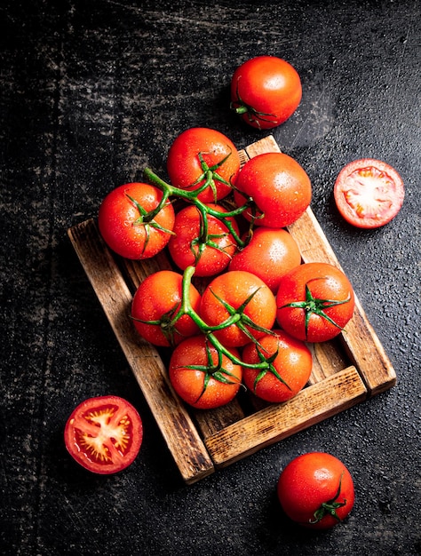 Verse tomaten op een houten dienblad