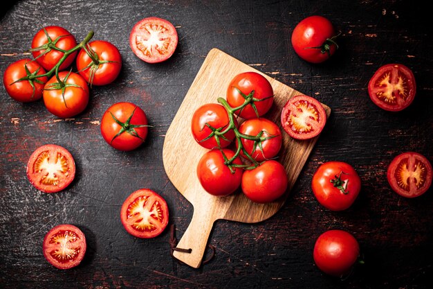 Verse tomaten op een houten snijplank