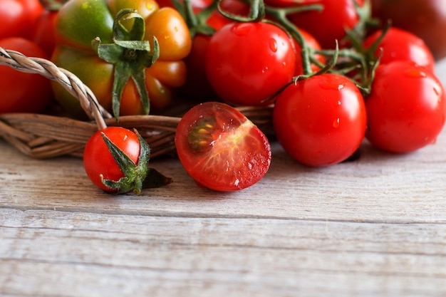 Verse tomaten op een houten tafel close-up