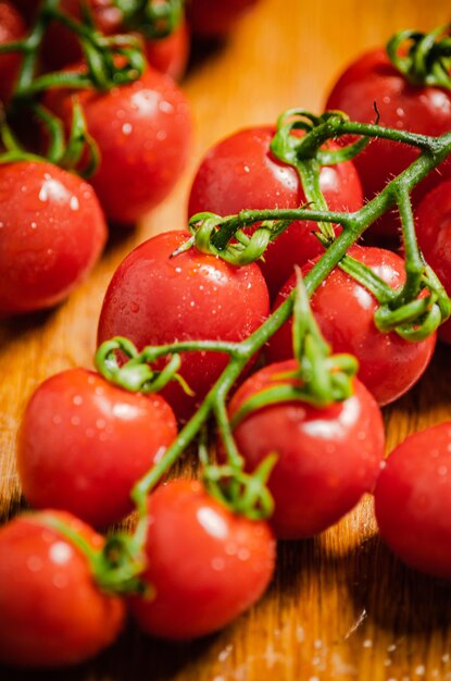Foto verse tomaten op een houten tafel.