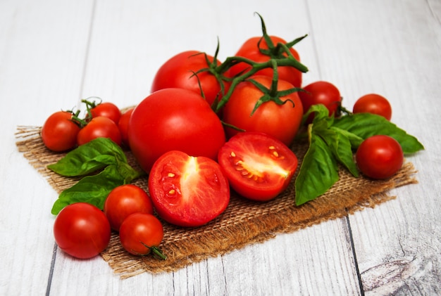 Verse tomaten op een tafel