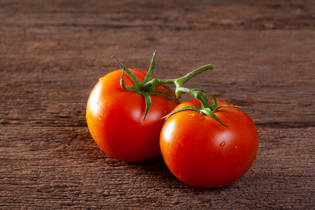 Verse tomaten op houten achtergrond