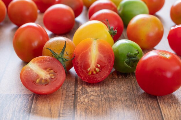 Verse tomaten op houten achtergrond