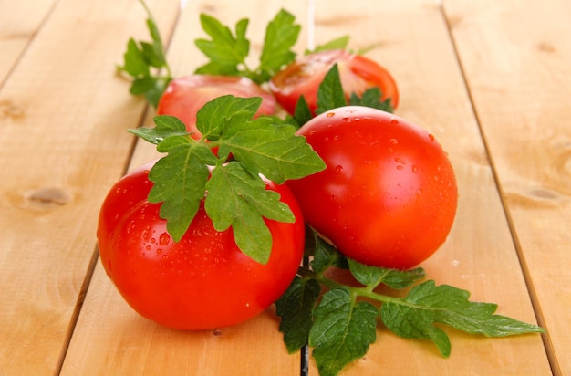 Verse tomaten op houten tafel close-up