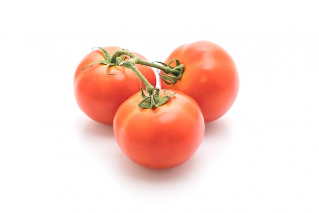 verse tomaten op witte achtergrond