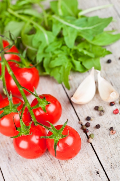 Verse tomaten, rucola, knoflook en peperkorrels