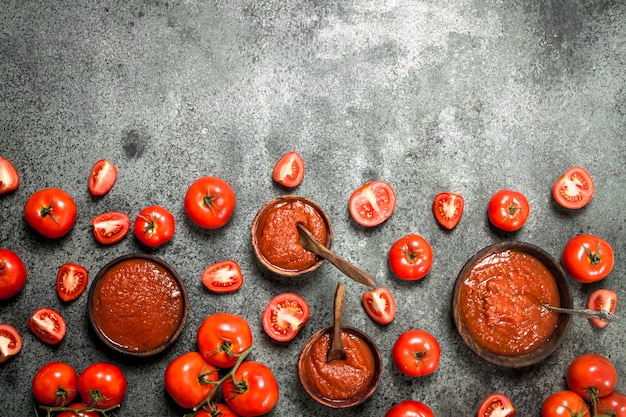 Verse tomatensaus met kruiden. Op rustieke achtergrond.