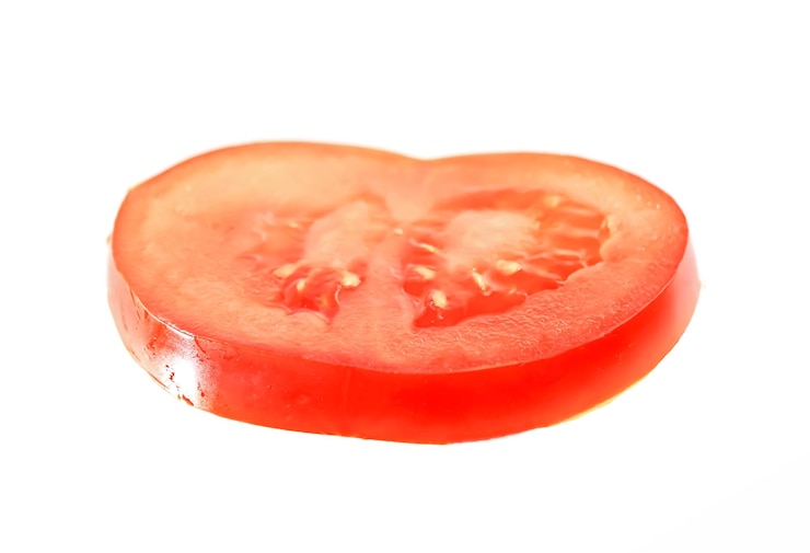 Foto verse tomatensnij op witte achtergrond