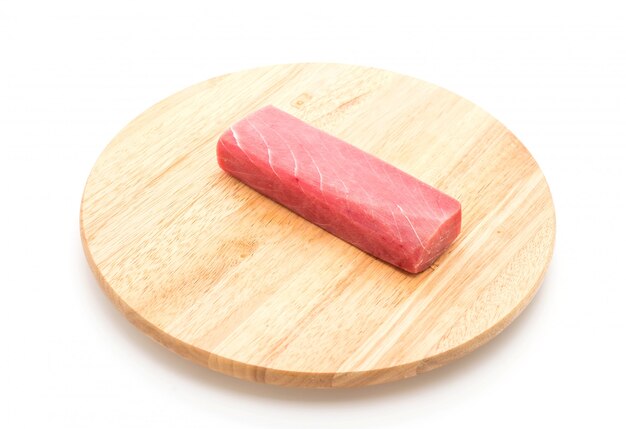 verse tonijn op een houten bord