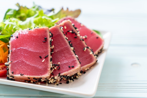 verse tonijn rauw met groentesalade