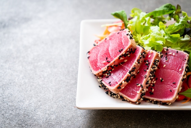 verse tonijn rauw met groentesalade