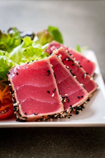 Foto verse tonijn rauw met groentesalade