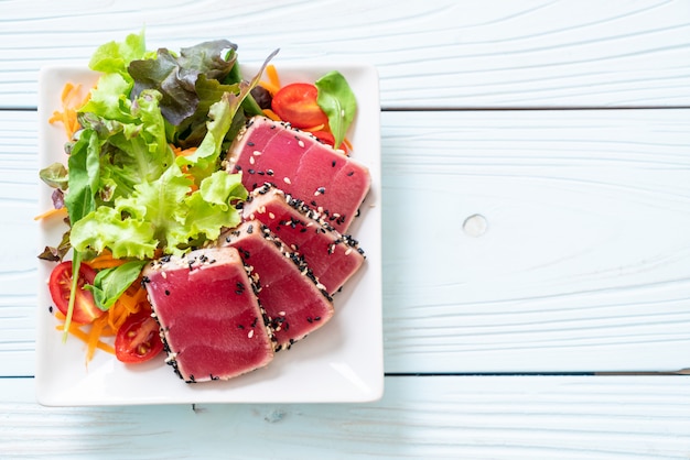 verse tonijn rauw met groentesalade