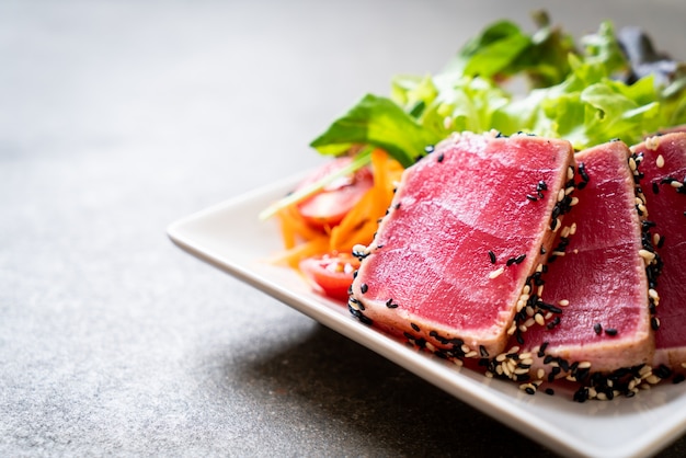 verse tonijn rauw met groentesalade