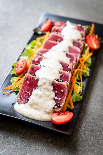 verse tonijn rauw met plantaardige salade en saus