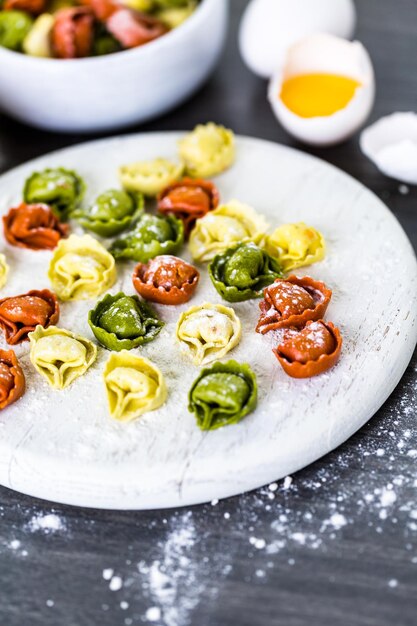 Verse tortellini met regenboogkaas maken met biologische producten.