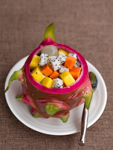 Verse tropische fruitsalade in drakenfruit