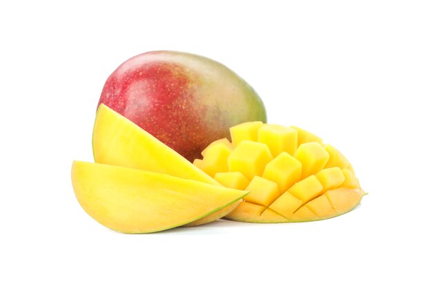 Verse tropische mango's die op witte achtergrond worden geïsoleerd