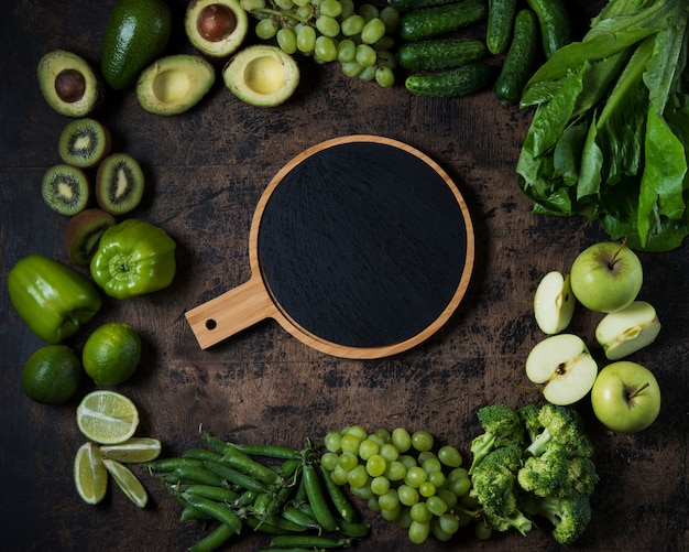 verse tuin groene groenten en fruit op een houten tafel