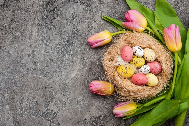 Verse tulpen en kleurrijke eieren in het nest