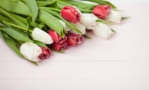 Verse tulpen op een witte houten achtergrond voor Moederdag