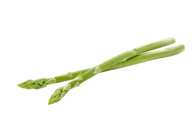 Verse twee groene asperges geïsoleerd op een witte ondergrond.