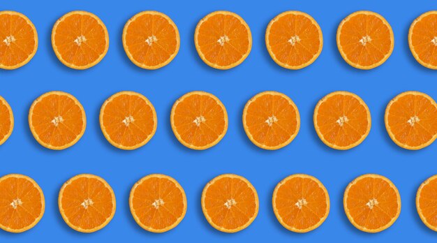 verse Valenciaanse sinaasappelen op een blauw patroon als achtergrond