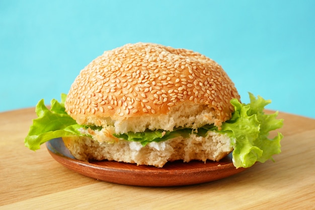 verse vegan gebeten burger met sla en tomaat