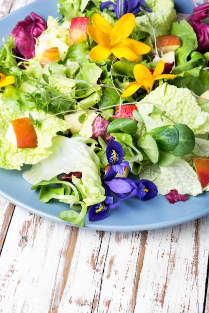 Verse veganistensalade met eetbare bloemen