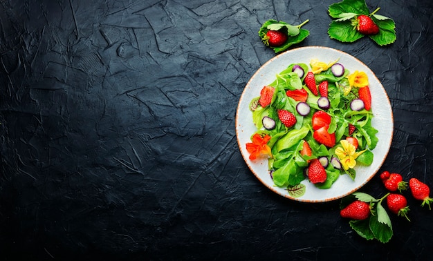 Verse veganistische salade van groene rijpe aardbeien. Zomer vitaminesalade.