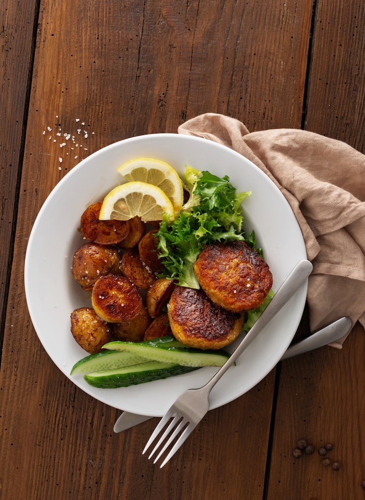 Foto verse vegetarische koteletten met nieuwe aardappelen en salade