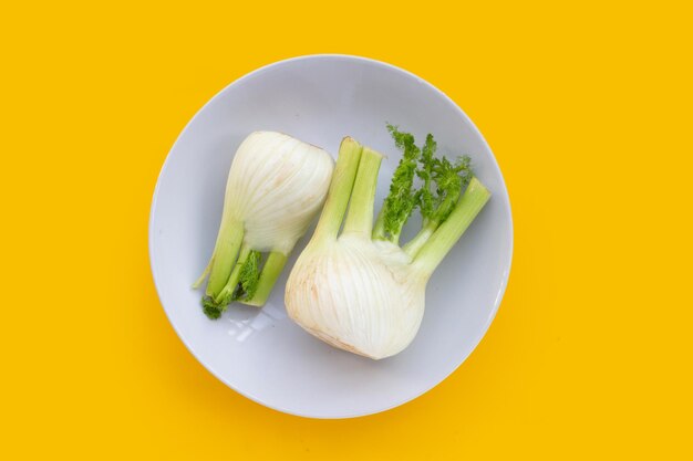 Verse venkelbollen op gele achtergrond