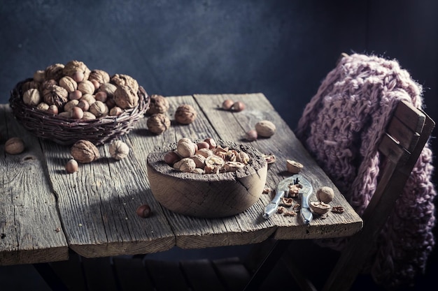 Verse verschillende noten met op rustieke houten tafel