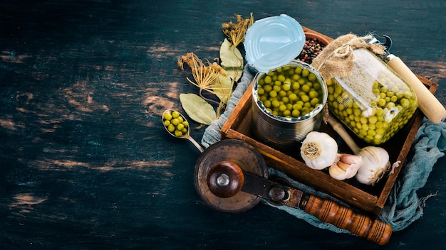 Verse vijgen met bladeren op een zwarte houten tafel Vrije ruimte voor tekst Bovenaanzicht