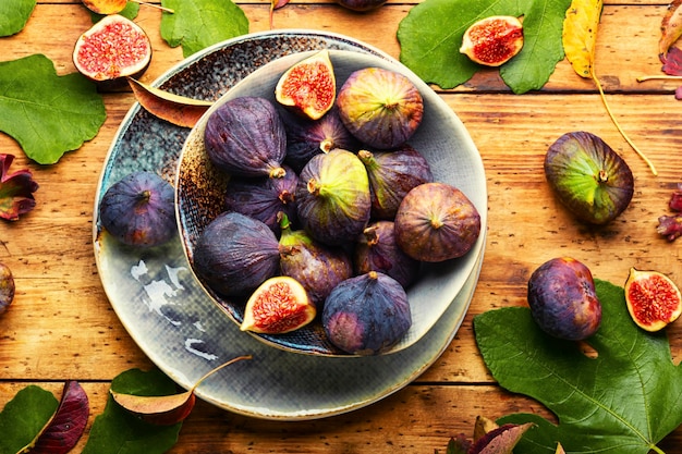 Verse vijgenvruchten. Rijpe smakelijke vijgen op het bord