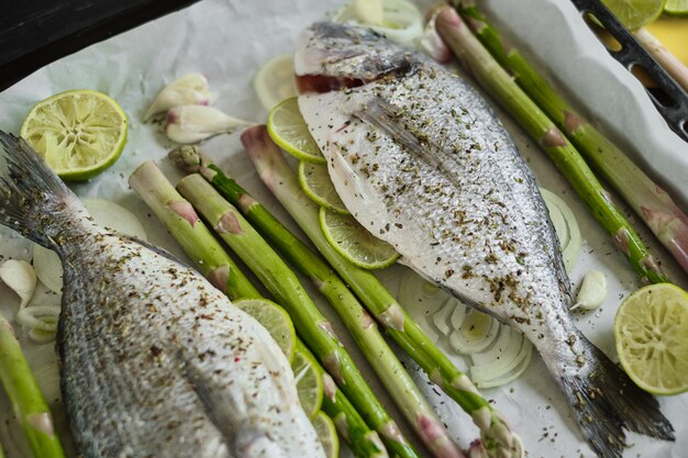 Verse vis met kruiden op een pan koken