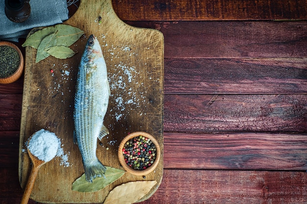 Verse vis smelt kruiden voor het koken op een keukenbord