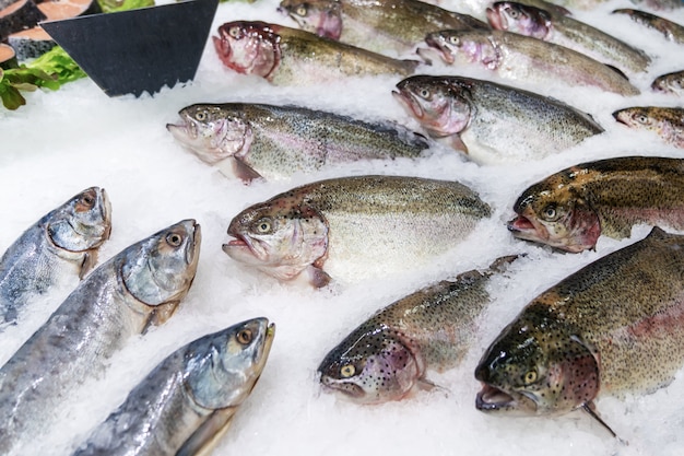 Foto verse vissen op ijs dat voor verkoop bij markt, roze zalm wordt verfraaid