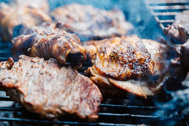 Foto verse vlees kebabs op spijkers