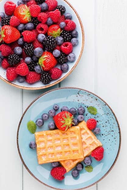 Verse wafels en rijp fruit