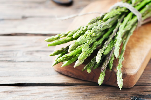 Verse wilde asperges op de houten tafel