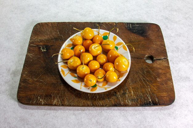 Verse winterkersen Physalis Kaapse kruisbes Aguaymanto Uvilla Peruaans fruit op een bord