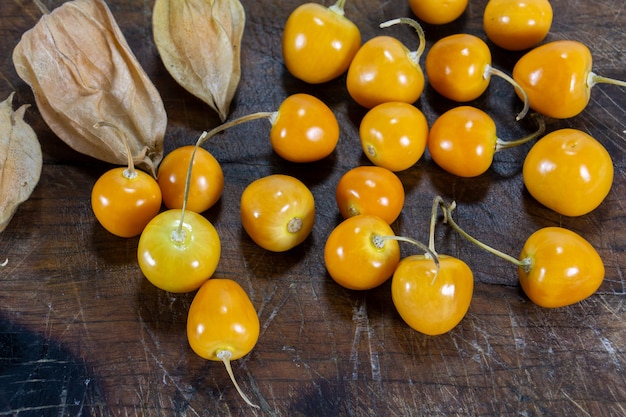 Verse winterkersen physalis kaapse kruisbes aguaymanto uvilla peruaans fruit op een hout